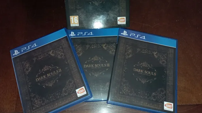 Dark Souls Trilogy PS4 ? Box com Todas as DLCs, Seminovo
