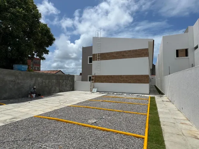 ? ALUGA-SE CASA - RUA SOLMAR