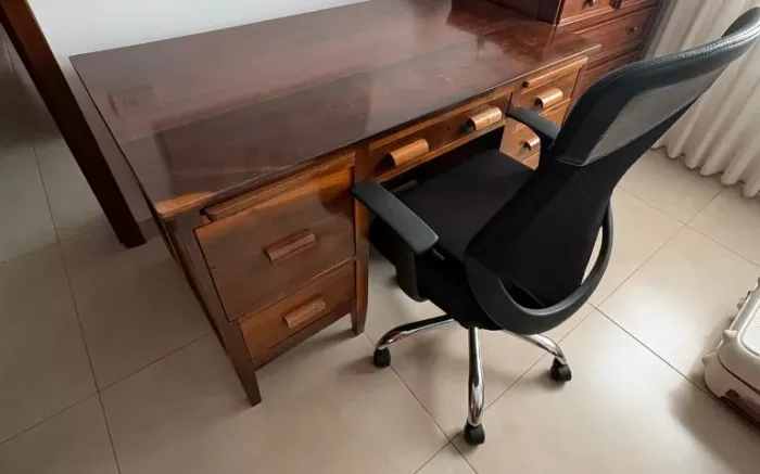 Escrivaninha mesa com gavetas generosa