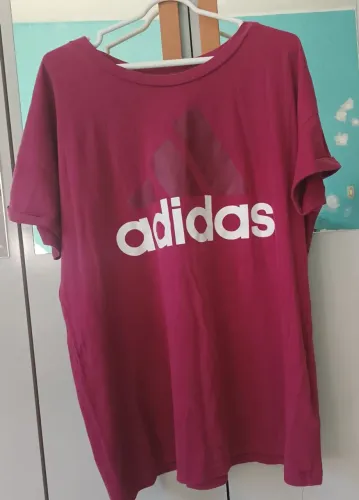 Camiseta Adidas feminina vinho <br>