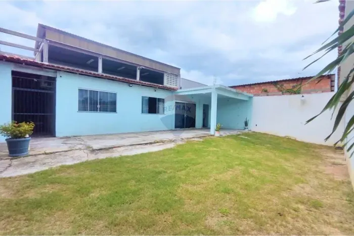 Casa com 3 quartos, e garagem para 6 carros, á 300m da Av das Torres, Flores, Manaus-AM.