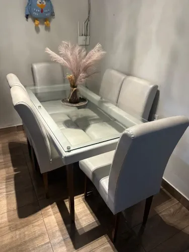 Mesa de jantar com 6 cadeiras 
