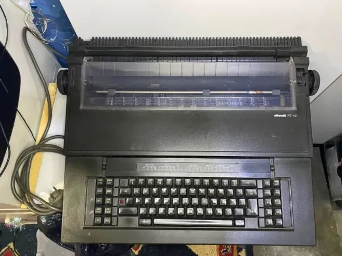 Máquina de escrever elétrica Olivetti ET112