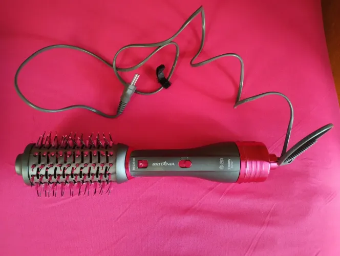 Uma escova elétrica de cabelo