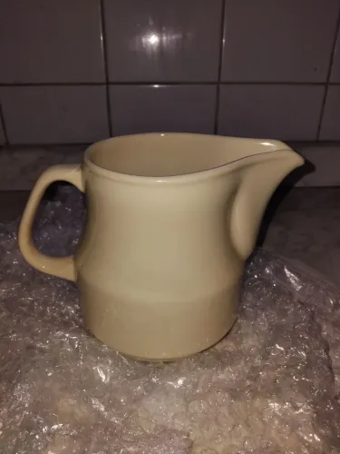 Leiteira de cerâmica.  Cor creme.