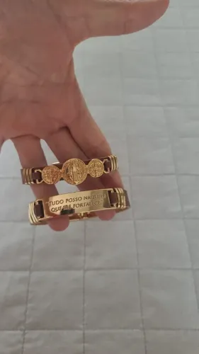 Pulseiras de couro com placas banhadas no verniz italiano