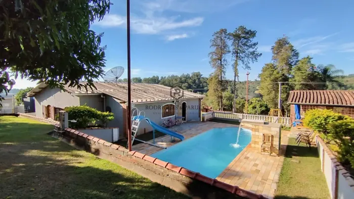 Chácara com 1500,00 m2 Terreno | 4 quartos | Campo de Futebol e Piscina