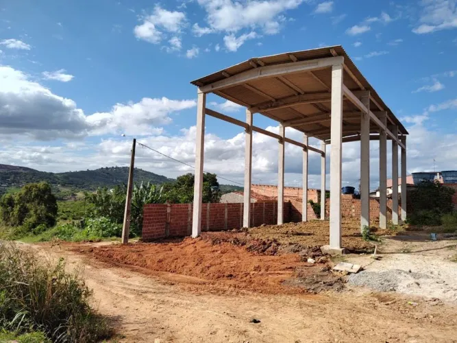 Galpão pré-moldado 8m X 20 m, num terrenos de 13.5m X 25m.