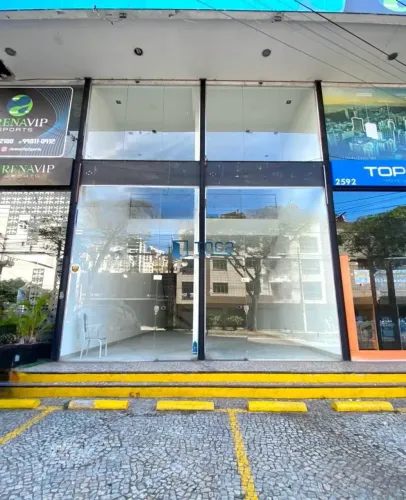 Excelente loja comercial com mezanino, estacionamento rotativo na porta, 123m², para locaç