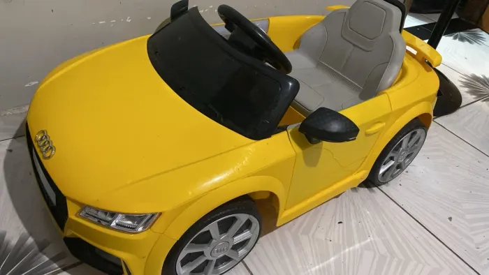 Carrinho elétrico infantil amarelo