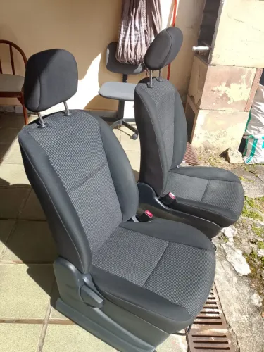 PAR DE BANCOS DE CARRO - MARCA NISSAN