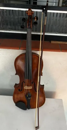 VIOLINO. ORIGEM TCHECO.