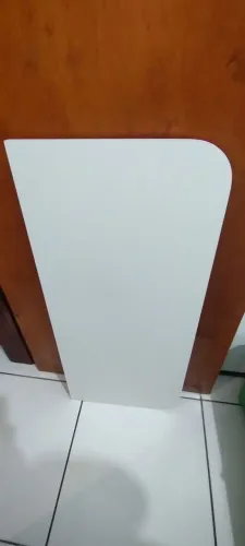 Mesa branca dobrável em estado de nova