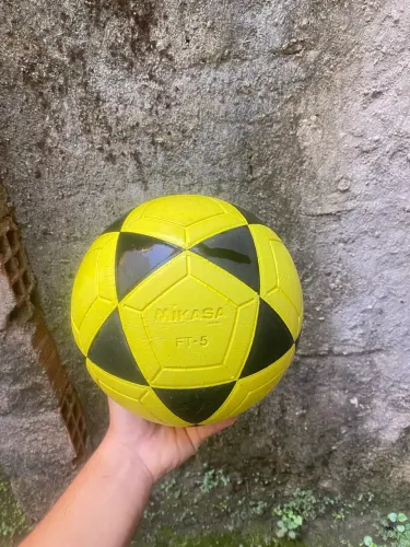 Bola Oficial de Futevôlei Mikasa FT-5 - Amarela e Preta