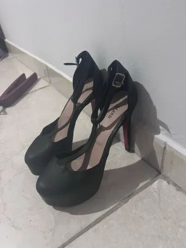 Salto solado vermelho pouco uso 