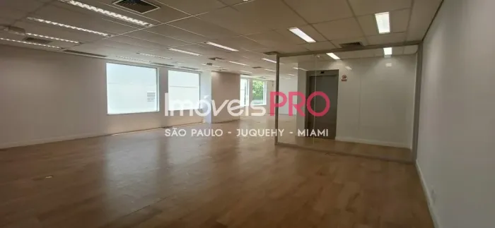 Imóvel comercial A.v Ibirapuera, reformado, 3 vagas na frente, 3 andares com elevador.