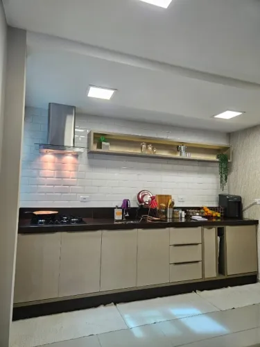 Móvel Planejado de Cozinha + Granito Marrom Absoluto + Nicho - R$ 4.500