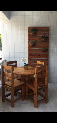 Conjunto de mesa, cadeiras e jardim vertical - de paletes