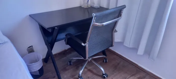 Vendo mesa e cadeira preta para trabalho home office.