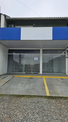 Excelente Sala Comercial com Vagas na Porta, Ótima Visibilidade no Bairro Pirabeiraba.