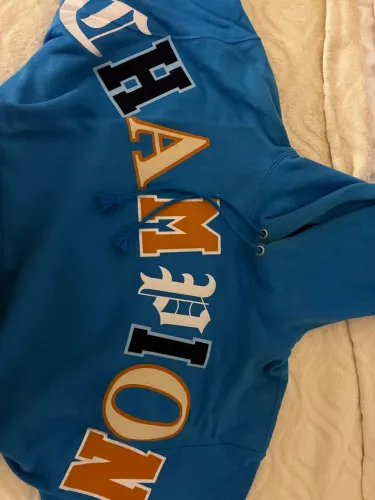 moletom Champion com capuz hoodie com logo estilo varsity
