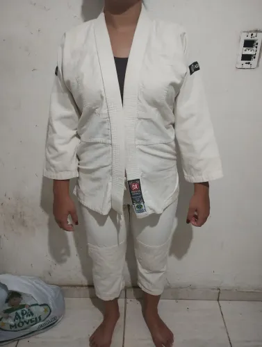 Vende-se kimono jiu-jitsu e judô unissex, 80 reais deixo até 75 se vier busca , tamanho