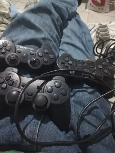 1 controle de Play 2 paralelo e 1 original e 1 sem fio para conserto ou retirada de peças