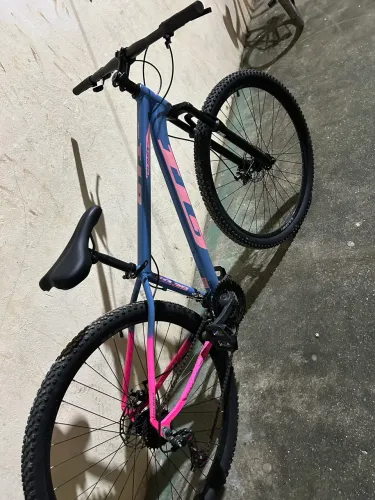 Esta é uma bicicleta GTI Roma Aro 29 com quadro em alumínio nas cores azul e rosa