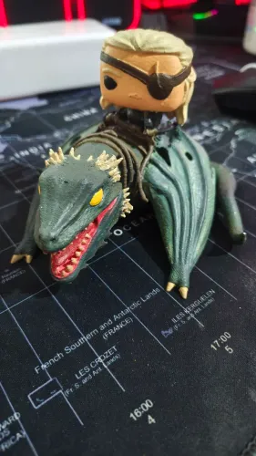 Funko pop Aemond e Vhagar pintados a mão
