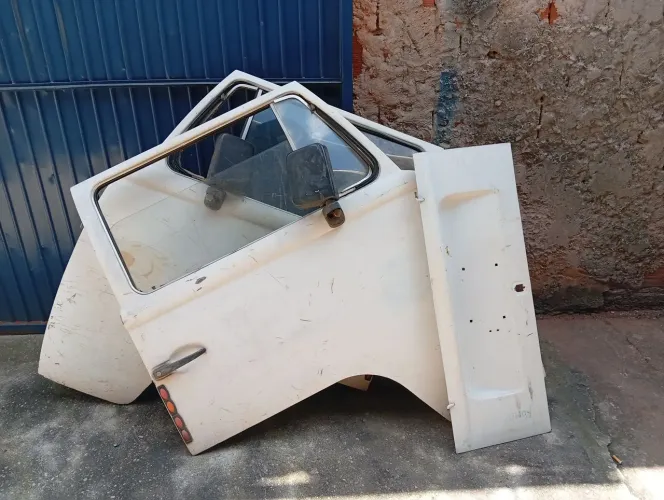 Duas portas de Kombi montada mais uma tampa traseira