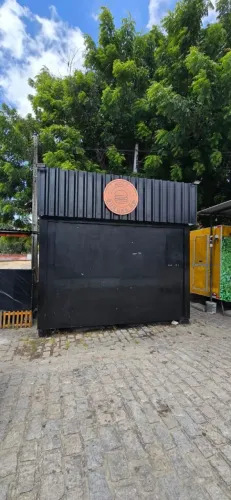 Contêiner com local na praça do polo Eusébio 