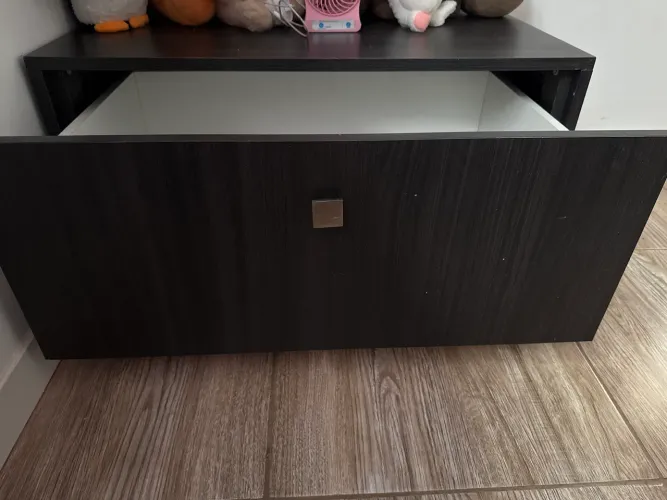 Vende- se mesa de cabeceira 