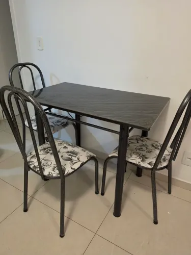 Mesa preta com 4 cadeiras