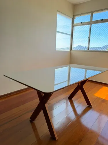 Mesa de madeira maciça com acabamento e vidro branco