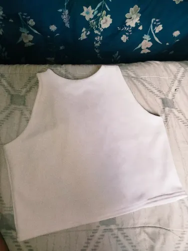 Blusinha branca regata, me mande mensagem pra sabe mais.