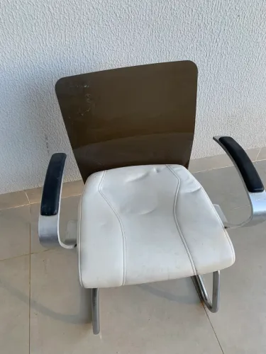 Vendo poltrona em couro branca, com braço em inox, linda para compor sua sala!