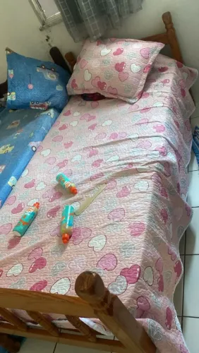 Uma cama solteiro novinha