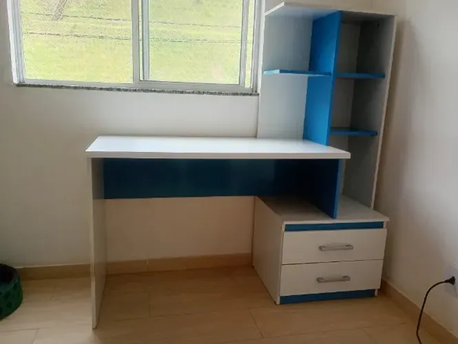 Escrivaninha branca e azul com prateleiras