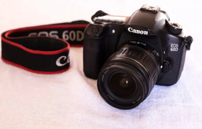 Câmera Canon 60D + lente canon 18-55mm 