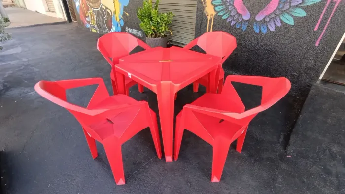 Jogo de mesa e cadeiras plástica Diamond cor vermelha! Suporta 182 KG.