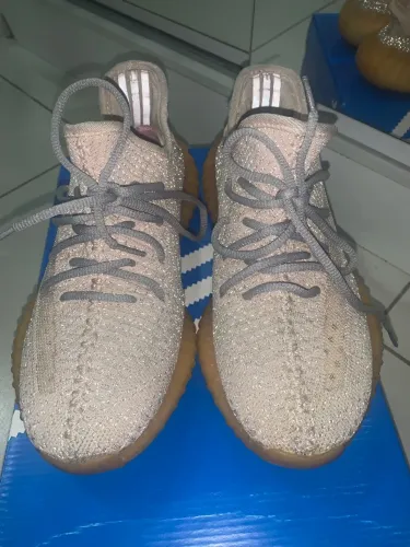 Tênis Yeezy Boost 350 V2 "Synth" rosa adidas.