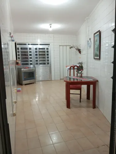 Casa na Caneleira,vaga para 4 veículos, 3 quartos, 2 banheiros, mini salão de festa.
