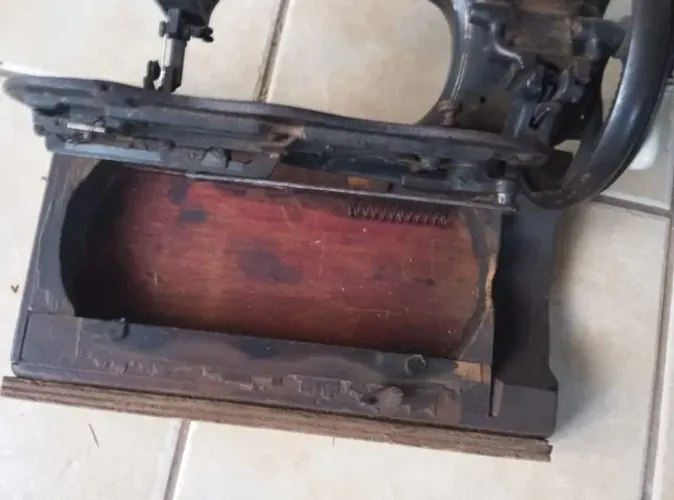 Máquina de Costura Antiga Original Vintage | Decoração e Colecionadores