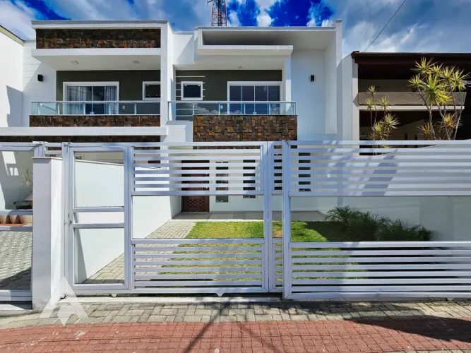 Sobrado com 3 dormitórios e uma suíte à venda por R$750.000,00 - Bairro Escola Agrícola -