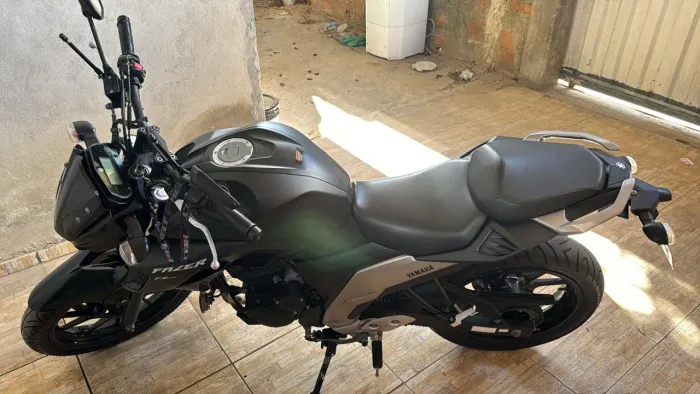 VENDE-SE FZR250 NOVA