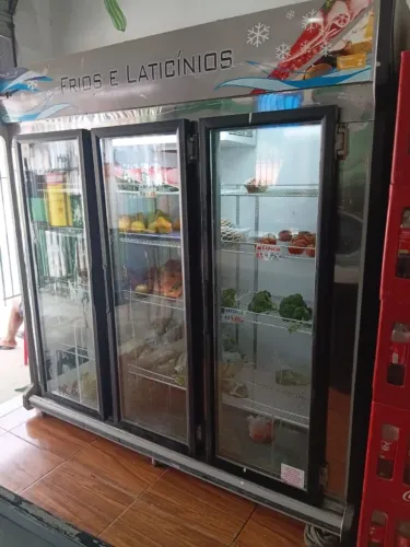 Freezer Expositora Tripla ação contendo 3 geladeiras e uma ilha de gelados todos semi novo