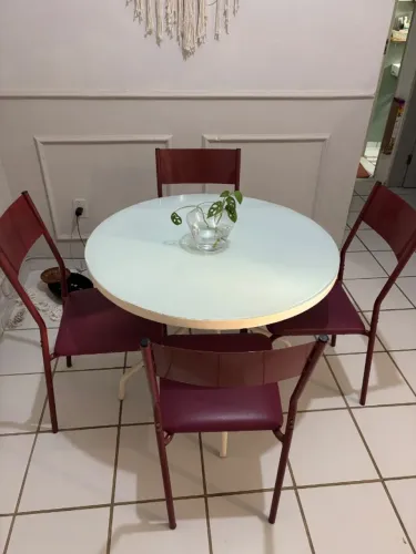 Mesa de jantar e 4 cadeiras 