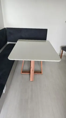 Vendo mesa com tampo de vidro e pés em madeira maciça 