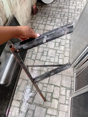 Conjunto de pia de mármore + uma bancada  pia com um pequeno defeito 