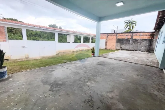 Casa com 3 quartos, e garagem para 6 carros, á 300m da Av das Torres, Flores, Manaus-AM.